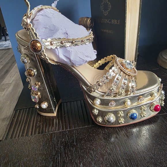 Gold Ornate Heels with Medium Height - Picture 2 of 5